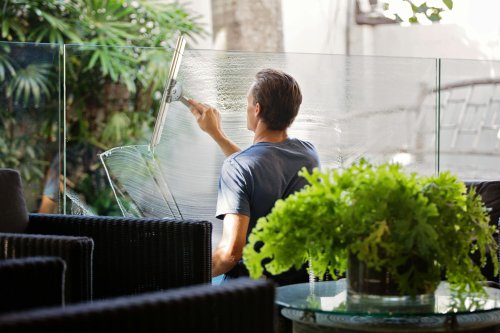 Reinigung einer Glasfläche mit einem Fensterabzieher